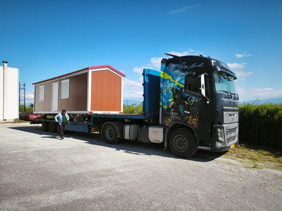 Articulated truck carrying a mobile home