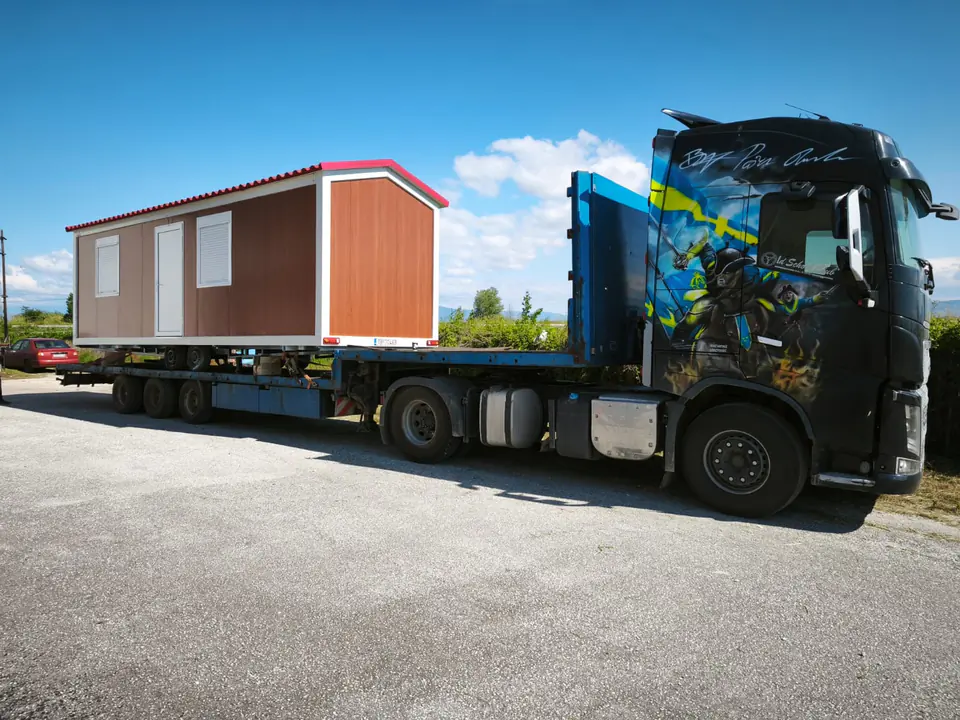 Wood-look unit loaded on a truck