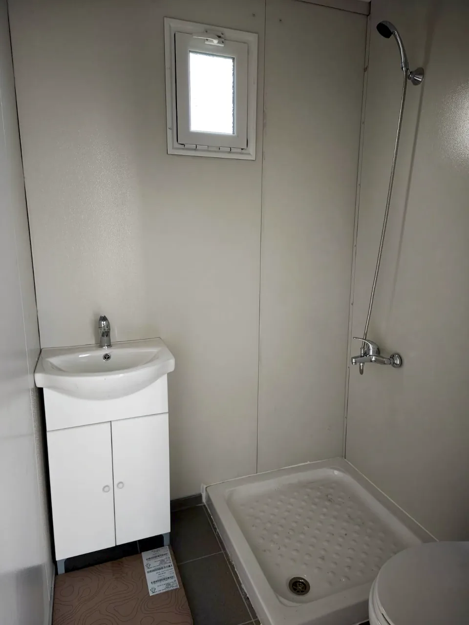 Shower tray and basin with a ventilation window